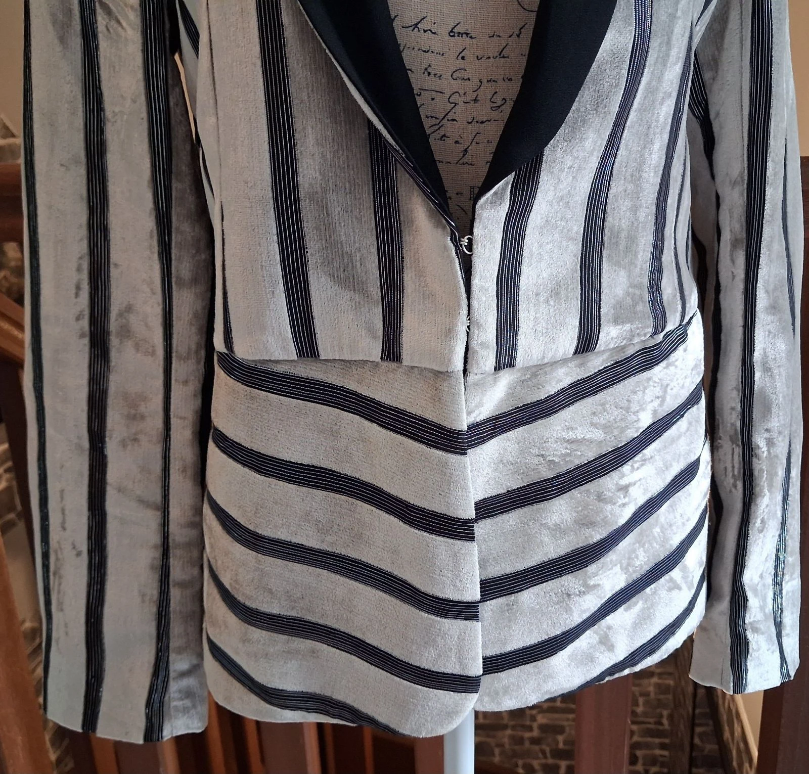 Blazer chic Ikks noir et argenté au toucher velours – photo 3